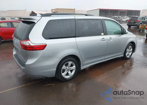 2020 Toyota Sienna Le z USA, uszkodzony, nr VIN 5TDKZ3DC2LS053563